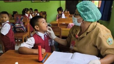 Petugas memeriksa gigi salah seorang pelajar SD di Tabanan