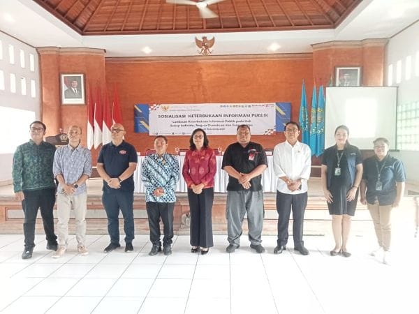 Sekdis Kominfo Tabanan (empat dari kanan) saat mengikuti kegiatan sosialisasi keterbukaan informasi publik di Universitas Tabanan