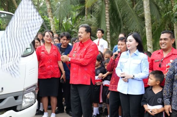 Wabup I Made Dirga melepas kendaraan yang mengirim sampah residu ke TPA Mandung