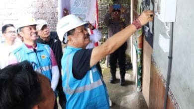 Wabup I Made Dirga didaulat menghidupkan NCB listrik rumah warga yang dibantu PLN di Banjar Cepik, Desa Tajen, Pebebel, Tabanan