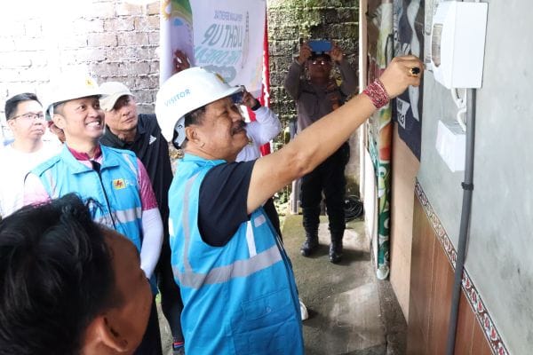 Wabup I Made Dirga didaulat menghidupkan NCB listrik rumah warga yang dibantu PLN di Banjar Cepik, Desa Tajen, Pebebel, Tabanan