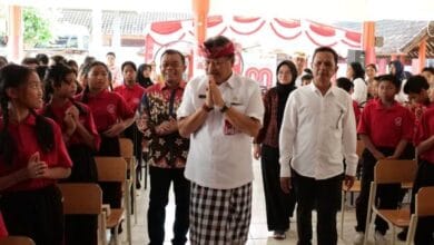 Wakil Bupati Tabanan, I Made Dirga disambut siswa siswi sekolah rakyat Sekolah Rakyat Menengah Pertama (SRMP) 17 Sentra Mahatmiya Tabanan