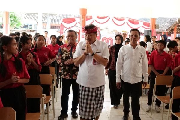 Wakil Bupati Tabanan, I Made Dirga disambut siswa siswi sekolah rakyat Sekolah Rakyat Menengah Pertama (SRMP) 17 Sentra Mahatmiya Tabanan