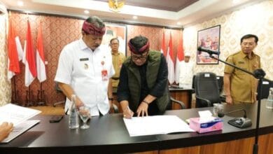 Bupati Sanjaya didampingi Wabup I Made Dirga menandatangani berita acara mutasi pejabat di lingkungan Pemkab Tabanan