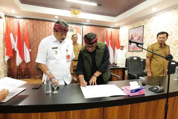 Bupati Sanjaya didampingi Wabup I Made Dirga menandatangani berita acara mutasi pejabat di lingkungan Pemkab Tabanan