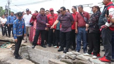 Bupati Sanjaya saat meninjau lokasi dampak banjir bandang di Perumahan lembah Sanggulan, Banjar Anyar Kediri