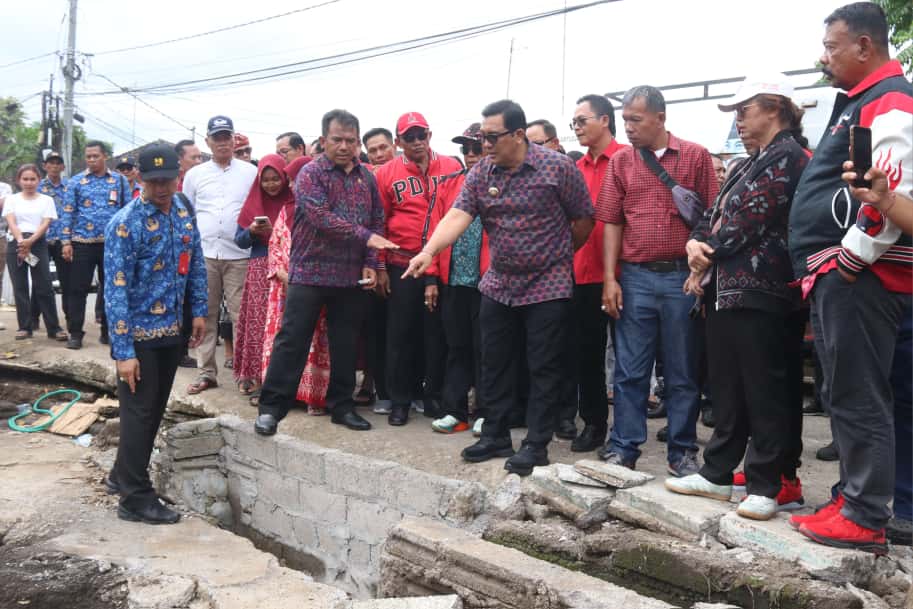 Bupati Sanjaya saat meninjau lokasi dampak banjir bandang di Perumahan lembah Sanggulan, Banjar Anyar Kediri