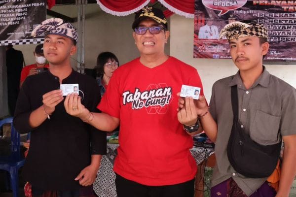 Bupati Sanjaya menyerahkan KTP bagi warga Pujungan