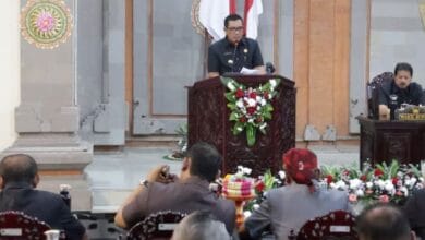 Bupati Tabanan I Komang Gede Sanjaya menyampaikan pidato pengantar empat Ranperda dalam Rapat Paripurna DPRD Tabanan