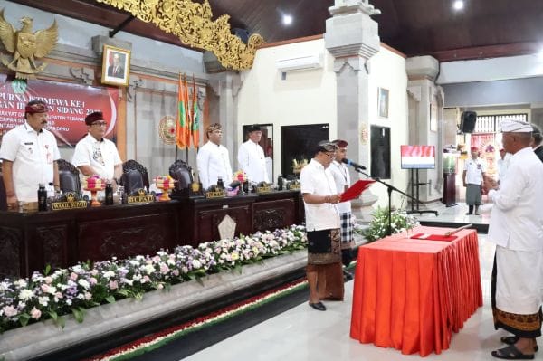 Pelantikan PAW Anggota DPRD Tabanan I Wayan Sukaja dihadiri Bupati I Komang Gede Sanjaya