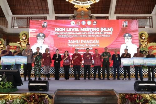 Penyerahan bantuan alat pertanian pada liam subak serta high level meeting TPID Tabanan