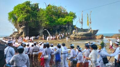 Serangkaian karya Wraspati kalpa di Puru Luhru tanah Lot diawali dengan prosesi mendak siwi