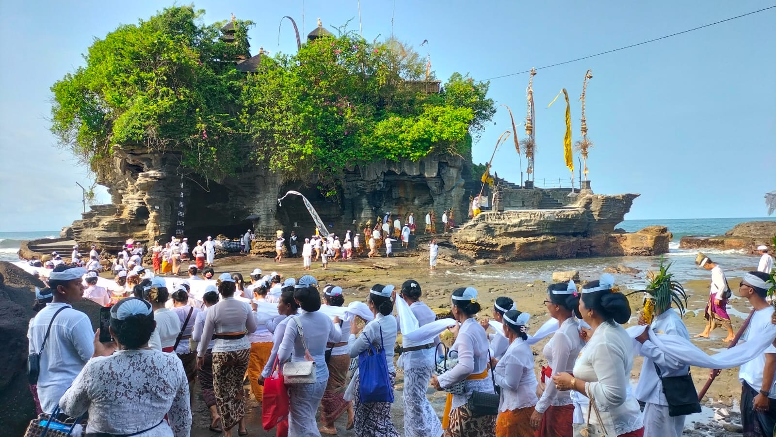 Serangkaian karya Wraspati kalpa di Puru Luhru tanah Lot diawali dengan prosesi mendak siwi