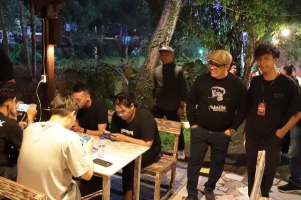 Bupati Sanjaya saat menyaksikan tournamen E-Sport di Taman Perjuangan