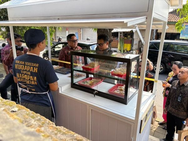 Gerobak sangkar mas Lapas Tabanan jual kuliner