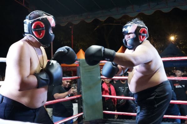 Kadis Kebudayaan (kanan)melawan Kalaksa BPBD dalam Singasana Boxing eksebisi