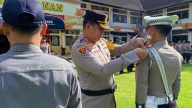 Kapolres Tabanan menyematkan pita kepada personil yang terlibat dalam Operasi Zebra Agung 2025