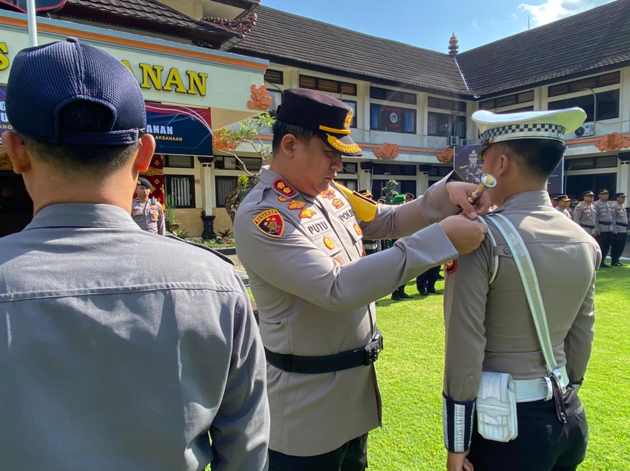 Kapolres Tabanan menyematkan pita kepada personil yang terlibat dalam Operasi Zebra Agung 2025