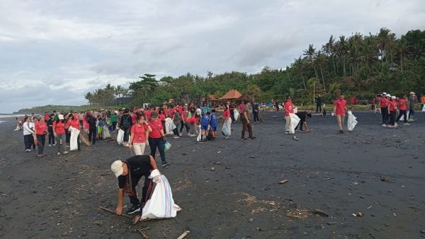 Masyarakat, ASN dan siswa gotong royong bersihkan sampah di sepuluh kecamatan di Tabanan