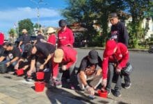 Pegawai di lingkungan Pemkab tabanan melakukan pengecatan trotoar di jalan Pahlawan