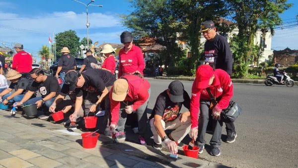 Pegawai di lingkungan Pemkab tabanan melakukan pengecatan trotoar di jalan Pahlawan