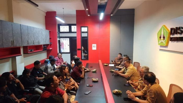 Sekdis Kominfo dan staf menerima kunjungan dari Setwan Karangasem bersama wartawan