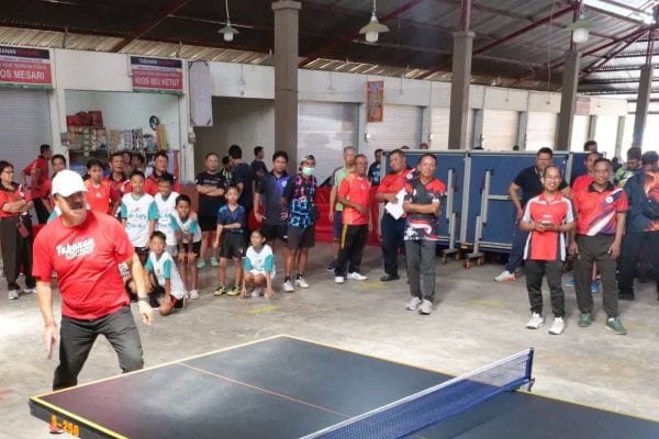 Wabup Made Dirga sempat main tenis meja saat membuka Kejuaraan Bupati Cup II