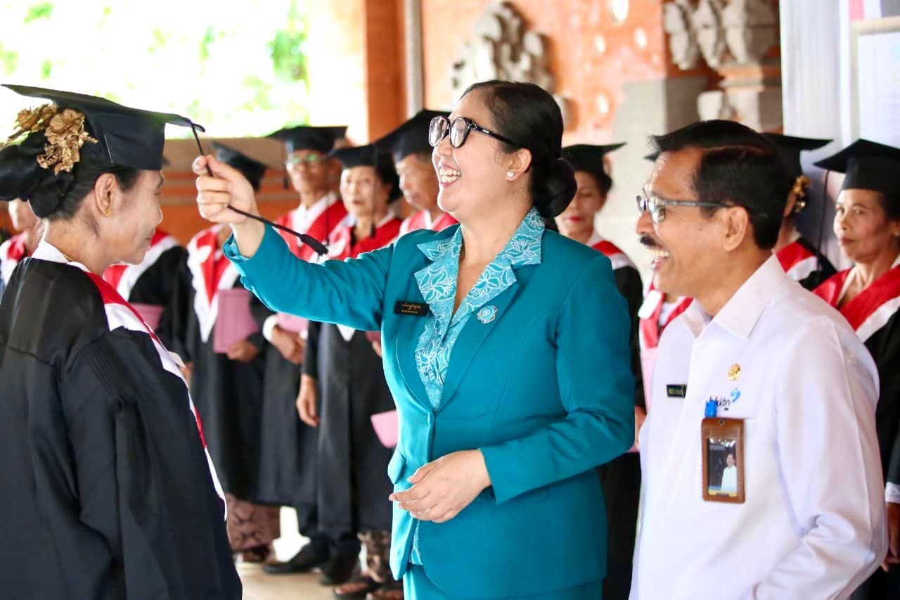 Ny. Rai Wahyuni Sanjaya, menghadiri Wisuda 230 Sekolah Lanjut Usia (Lansia) se-Kabupaten Tabanan Tahun 2025