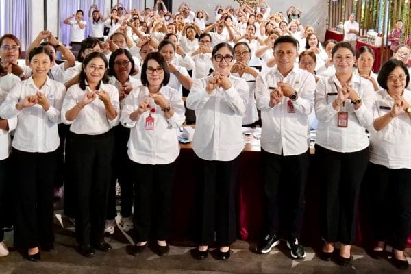 Ny. Rai Wahyuni Sanjaya menjadi narasumber Bimtek Peningkatan Kapasitas bagi kader Posyandu