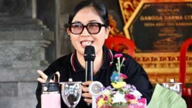 Ny. Rai Wahyuni Sanjaya selaku Duta Pengelolaan Sampah Berbasis Sumber Pelemahan Kedas meresmikan, launching dan mengukuhkan Bank Sampah Krama Istri Gangga Ayu