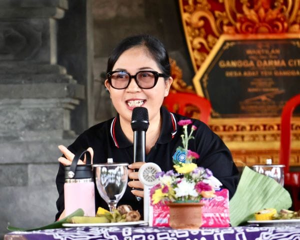 Ny. Rai Wahyuni Sanjaya selaku Duta Pengelolaan Sampah Berbasis Sumber Pelemahan Kedas meresmikan, launching dan mengukuhkan Bank Sampah Krama Istri Gangga Ayu