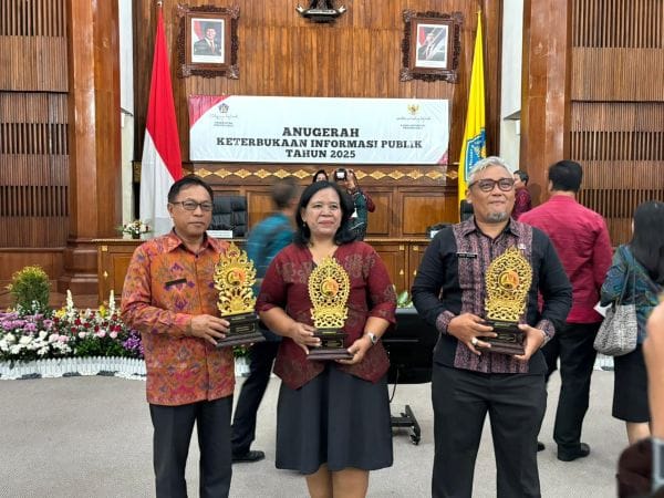 Perbekel Dajan Peken (kiri), Perwakilan Desa Gubug (tengah) dan kaid PISKP Kominfo Tabanan Arta Sukma (kanan)