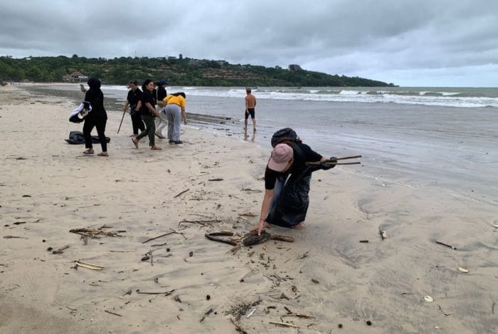 Aksi bersih-bersih sampah kiriman di sepanjang Pantai Muaya, Jimbaran