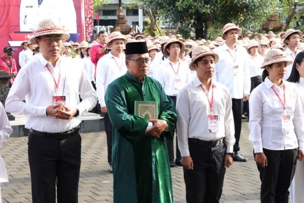 Andri Purwanto (kiri) saat pengambilan sumpah dan dilantik menjadi tenaga PPPK paruh waktu