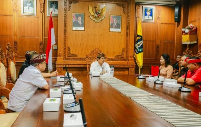 Bupati Adi Arnawa, saat menerima Panitia Seleksi Direksi sekaligus melaksanakan wawancara akhir calon Direksi di Puspem Badung
