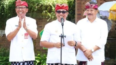 Bupati Sanjaya didampingi Wabup I Made Dirga dan Sekda Susila saat memberikan arahan kepada para pegawai