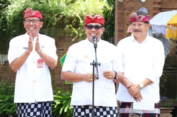 Bupati Sanjaya didampingi Wabup I Made Dirga dan Sekda Susila saat memberikan arahan kepada para pegawai