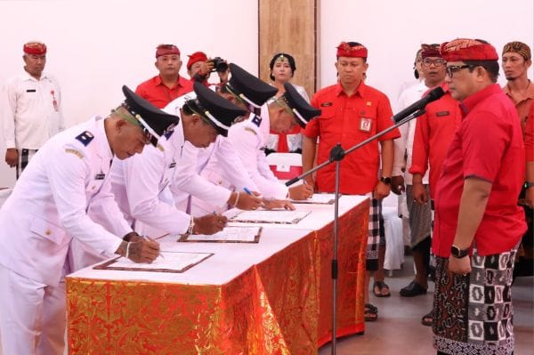 Bupati Sanjaya melantik empat PAW Perbekel di Graha Yadnya Sanjayaning Singasana