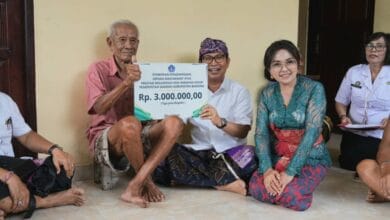 Bupati Wayan Adi Arnawa dan Ketua TP. PKK Badung Nyonya Rasniathi saat berikan penghargaan dan serahkan akta kelahiran kepada I Wayan Siteng (101 tahun), warga Banjar Suluban, Desa Pecatu, Kuta Selatan