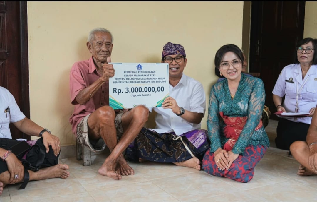 Bupati Wayan Adi Arnawa dan Ketua TP. PKK Badung Nyonya Rasniathi saat berikan penghargaan dan serahkan akta kelahiran kepada I Wayan Siteng (101 tahun), warga Banjar Suluban, Desa Pecatu, Kuta Selatan