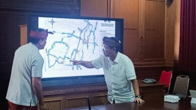 Bupati Wayan Adi Arnawa didampingi Sekda Surya Suamba, Kadishub Badung, AA Ngurah Rai Yuda Darma Kanit Lantas Polres Badung dan Polresta Denpasar saat rapat terkait Rekayasa Lalu Lintas di Kerobokan Kelod