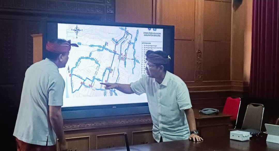 Bupati Wayan Adi Arnawa didampingi Sekda Surya Suamba, Kadishub Badung, AA Ngurah Rai Yuda Darma Kanit Lantas Polres Badung dan Polresta Denpasar saat rapat terkait Rekayasa Lalu Lintas di Kerobokan Kelod