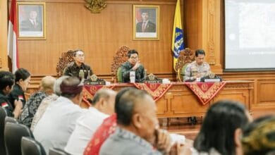 Bupati Wayan Adi Arnawa saat berdialog dengan tokoh masyarakat Kerobokan Kelod terkait pelaksanaan uji coba rekayasa arus lalu lintas di wilayah Kerobokan Kelod, Kuta Utara