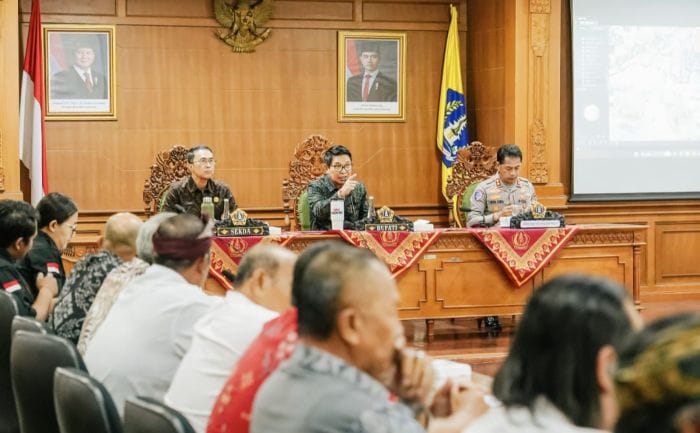 Bupati Wayan Adi Arnawa saat berdialog dengan tokoh masyarakat Kerobokan Kelod terkait pelaksanaan uji coba rekayasa arus lalu lintas di wilayah Kerobokan Kelod, Kuta Utara