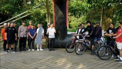 Bupati Wayan Adi Arnawa saat membuka Seqyunk Fun Kalcer Bike di Lapangan Pura Dalem Desa Adat Abiansemal