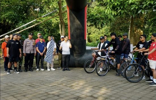 Bupati Wayan Adi Arnawa saat membuka Seqyunk Fun Kalcer Bike di Lapangan Pura Dalem Desa Adat Abiansemal