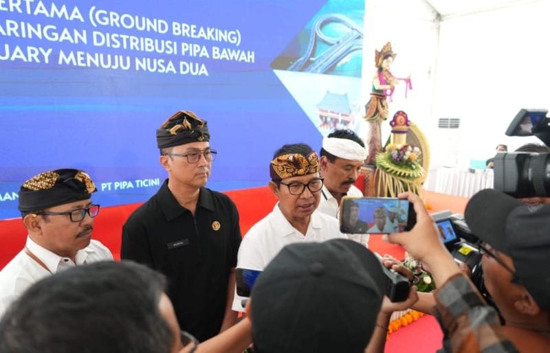 Bupati Wayan Adi Arnawa saat saat menyampaikan masalah penyaluran air bersih di Wilayah Badung Selatan