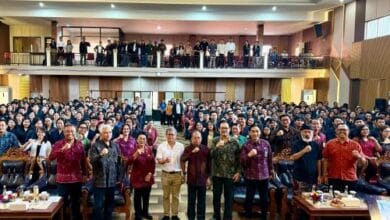 Gubernur Bali Wayan Koster bersama Rocky Gerung foto bersama usia kuliah umum di Universitas Mahasaraswati