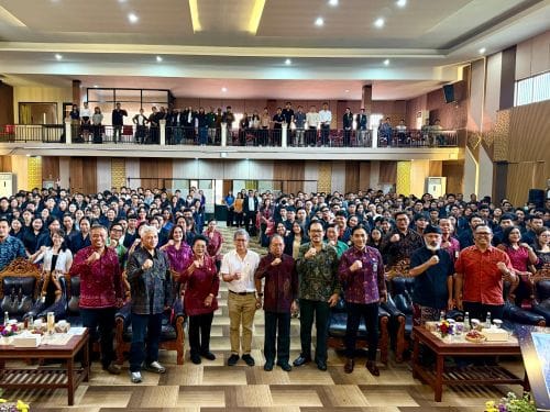 Gubernur Bali Wayan Koster bersama Rocky Gerung foto bersama usia kuliah umum di Universitas Mahasaraswati