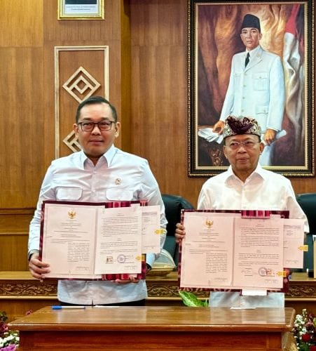 Gubernur Bali, Wayan Koster bersama Wakil Menteri Investasi dan Hilirisasi RI, Todotua Pasaribu tandatangani MoU tentang Pengendalian Pelaksanaan Penanaman Modal